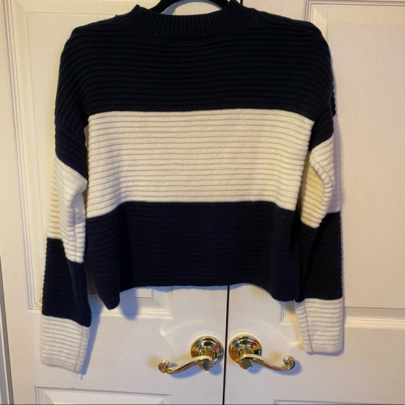 Forever 21 navy and white cropped sweater - Picture 4 of 7